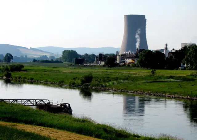 Das Atomkraftwerk Grohnde brauchte Wasser zum Kühlen. Dazu bot sich die Weser an. Doch nun ist es seit Jahren stillgelegt und wird zurückgebaut.  | Foto: Kurt Wolter