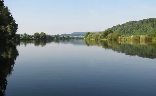 Glatt zeigt sich die Weser auf der Weiterfahrt. Wir haben schönstes Wetter. Besser gehts zum Radfahren nicht.  | Foto: Kurt Wolter