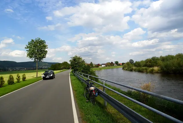 Ein keines Stück muss dann auch mal auf der Straße zurückgelegt werden. Aber an diesem Sonntag ist nur wenig Verkehr. | Foto: Kurt Wolter