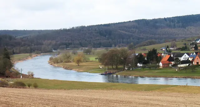 Aber auch viele Fähren verbinden die Weserufer. Hier bei Veckerhagen-Hämeln. | Foto: Kurt Wolter