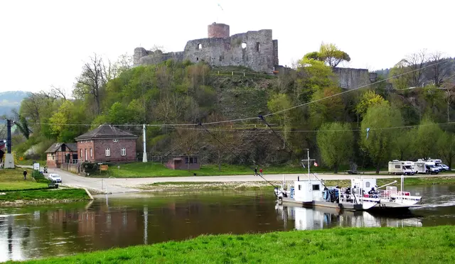 Die 800 Jahre alte Burg Polle wird als Heimat von Aschenputtel vermarktet. Durch eine Gierfähre erreichen wir sie.  | Foto: Kurt Wolter