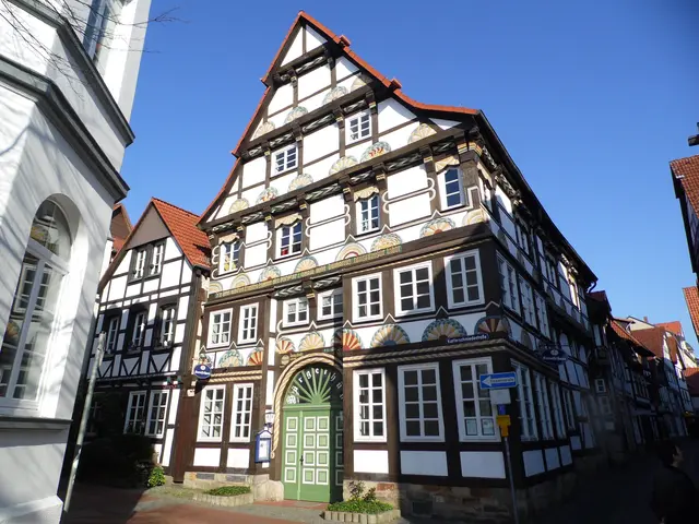 Mit den Fachwerk- und Sandsteinfassaden der Häuser hat die Altstadt ihren ganz besonderen Charme. | Foto: Kurt Wolter