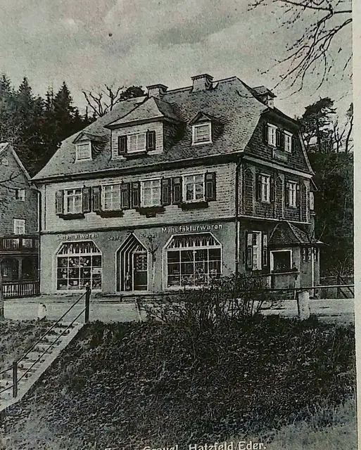 1928 von Georg Grauel erbautes Wohnhaus.
Colonialwaren und Manufrakturwaren , sowie Fremdenpension.
