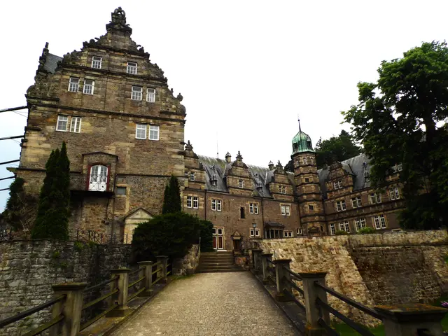 Durch das Emmerthal machen wir einen Abstecher zu Schloss Hämelschenburg. Mit den großen Ländereien und einer Kirche ist es ein prächtiges Beispiel der Weserrenaissance.  | Foto: Kurt Wolter
