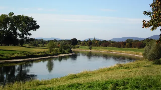 Bald darauf sind wir wieder unten am Fluss. Wir freuen uns über die idyllische Landschaft mit ihren kleinen Dörfern und den kleinen Dorfkirchen mit ihren trutzigen Türmen, die im Mittelalter als Fluchtstätte dienten.   | Foto: Kurt Wolter