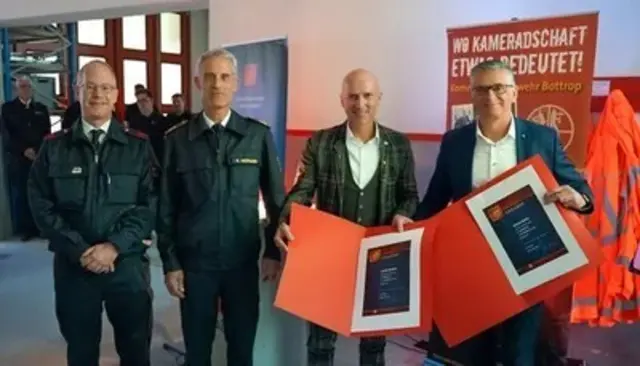 Kim Heimann, Vorsitzender der Floriangilde, übergab die Urkunden an die neuen Florianknappen.© Stadt Bottrop | Foto: Stadt Bottrop