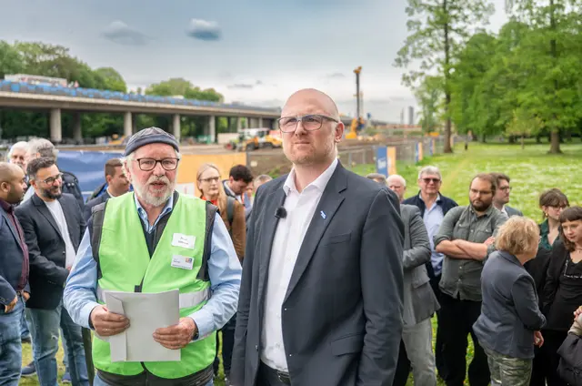 Dieses Foto und die weiteren Aufnahmen stammen vom Tag des Spatenstichs. Hier: Peter Dahmen, Vorsitzender des Meideircher Bürgerverein (l.) und Oberbürgermeister Sören Link.
Foto: Tanja Pickartz / Stadt Duisburg