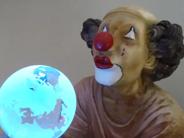 Clown 🤡 hält gläserne Weltkugel in seinen Händen. Symbolbild zum Beitrag: Deutschlands Ressourcen für 2026 rein rechnerisch verbraucht! | Foto: Siegmund Walter, 10.05.2026