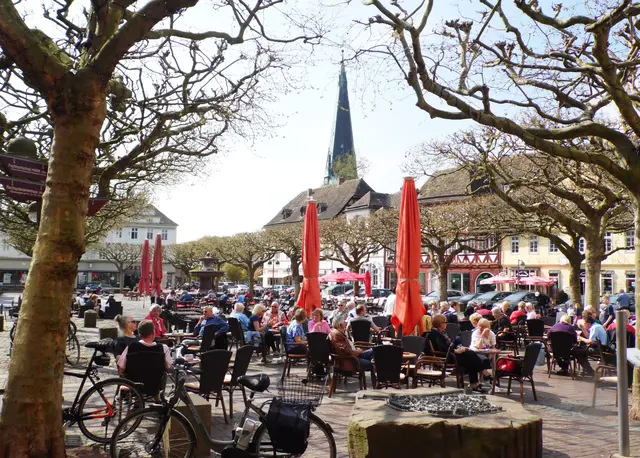 Dort gönnen wir uns auf dem Marktplatz in der angenehm warmen Frühjahrssonne eine Kaffeepause. | Foto: Kurt Wolter