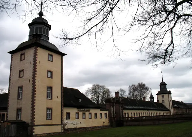 Wir erreichen ein Weltkulturerbe der UNESCO, das Kloster und Schloss Corvey. | Foto: Kurt Wolter