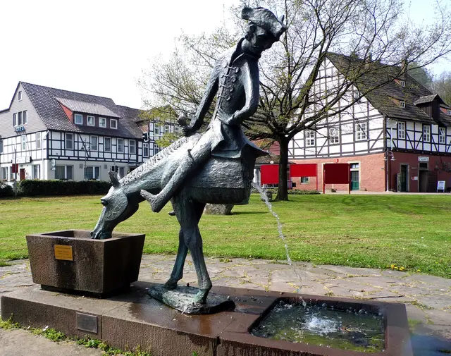 Der Freiherr wollte seine Gäste amüsieren und hat ihnen deswegen so manchen Bären aufgebunden.  | Foto: Kurt Wolter