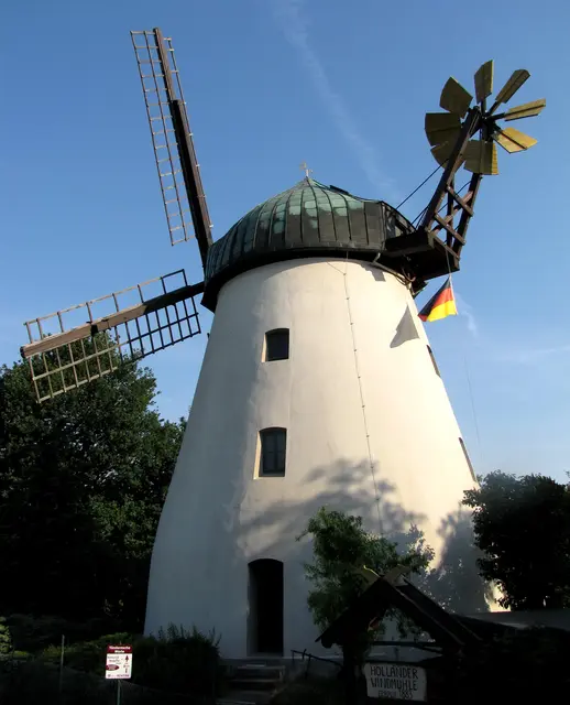 Wieder zurück auf der rechten Seite der Weser, freuen wir uns über die weißgetünchte Holländerwindmühle in Tündern, die ihre Haube nach dem Wind drehen kann. Sie wirkt auf uns wie ein Relikt aus Grimms Märchen.  | Foto: Kurt Wolter