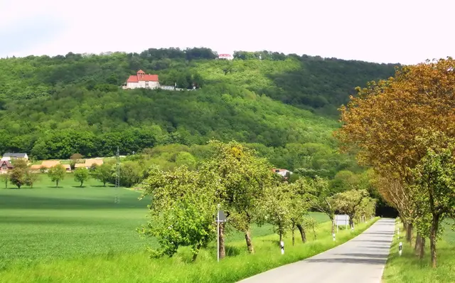 Doch dann gehts wieder einen Berg hinauf, wobei wir auf dem Sattel ordentlich schnaufen müssen. Schließlich sind wir im Weserbergland unterwegs. Oben am Hang des Paschenberges erkennen wir das gleichnamige Gasthaus, darunter unser Ziel, die Schaumburg.  | Foto: Kurt Wolter