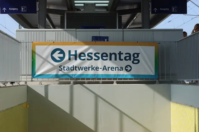 Wegweiser zum Hessentag am Bahnhof von Bad Vilbel