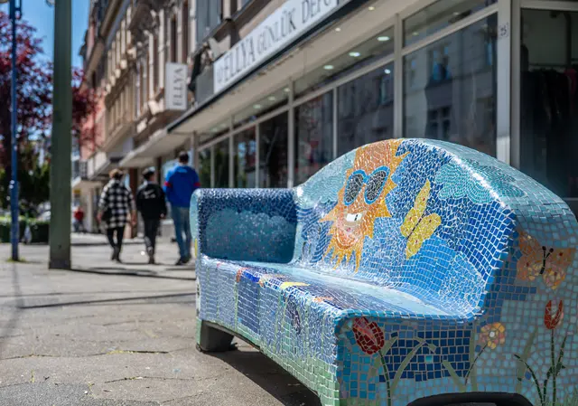Vor dem Stadtteilbüro in Marxloh lädt jetzt das "Social Sofa"  zum Verweilen und Austausch ein.  
Foto: Tanja Pickartz / Stadt Duisburg