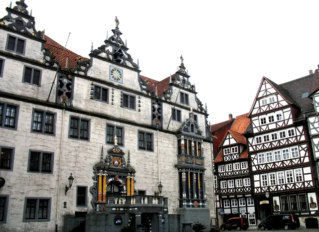 Einst hat an diesem Ort der Doktor Eisenbarth gelebt, der als reisender Wundarzt und Starstecher Ruhm erlangte. Ein Spottlied machte ihn zu einer Art Märchenfigur, in dem er Blinde sehend und Lame gehend machen kann. Das Glockenspiel am Rathaus erinnert an ihn. | Foto: Kurt Wolter
