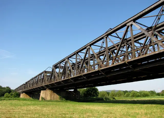 Diese Brücke dient der Verbindung von Hannover nach Altenbeken am Teutoburger Wald.  | Foto: Kurt Wolter
