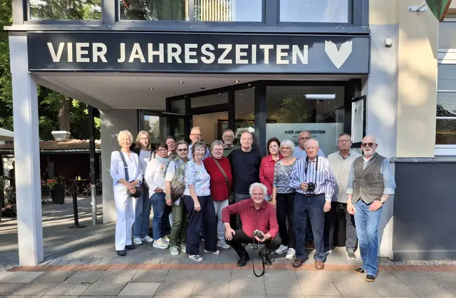 Vor dem Restaurant.