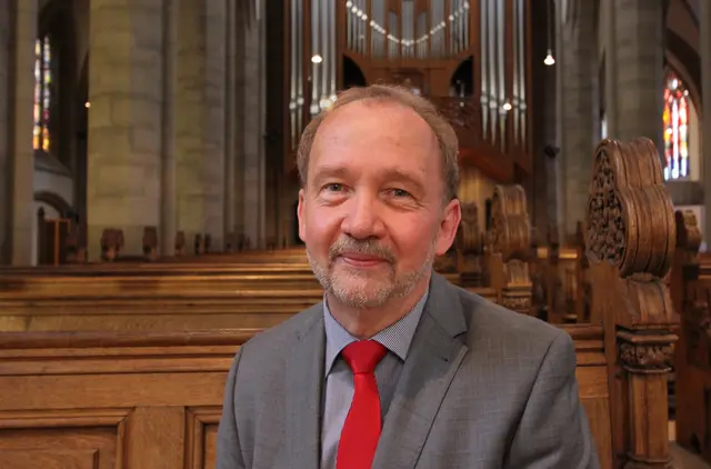 Hier ist der passionierte „Kartendrescher“ Pfarrer i.R. Armin Schneider in der Duisburger Salvatorkirche zu sehen.
Foto: Rolf Schotsch
