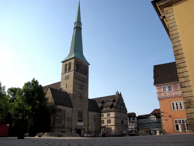 Im Sommerhalbjahr wird an jedem Sonntag auf dem Marktplatz von Schauspielern das Rattenfängermärchen aufgeführt. | Foto: Kurt Wolter