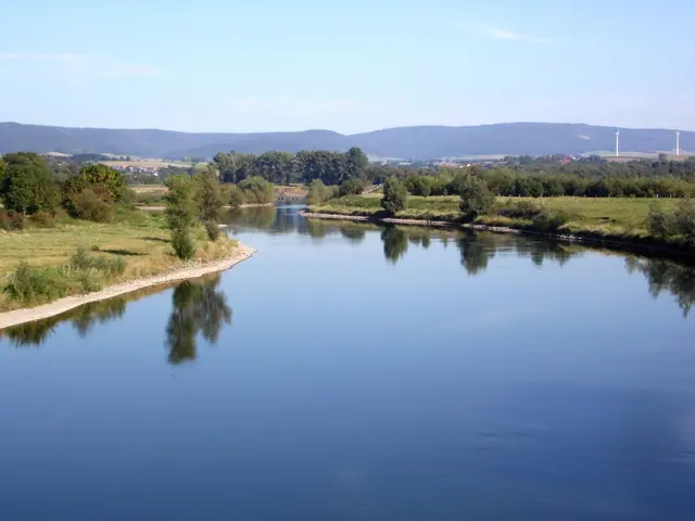 Mit diesem Höhepunkt endet unsere Weserreise. Sie hat uns viel Freude bereitet. Nach den letzten Höhenzügen bei der Porta Westfalica kann der schöne Fluss nun durch plattes Land gemächlich der Nordsee entgegenströmen. | Foto: Kurt Wolter