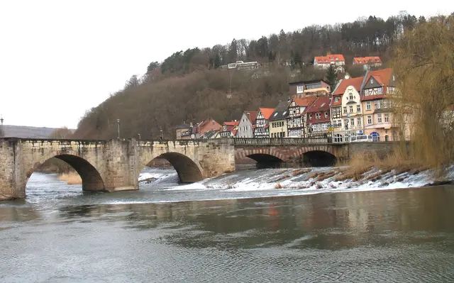 Die alte Werrabrücke aus dem 13. oder 14. Jahrhundert verbindet zwei Stadtteile.  | Foto: Kurt Wolter