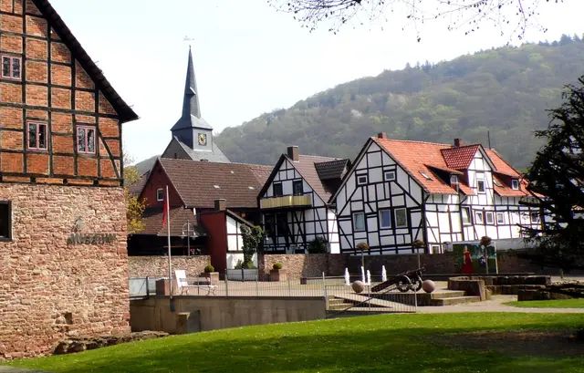 Wir erreichen Bodenwerder, den Herkunftsort des Lügenbarons von Münchhausen. Der ist nicht nur eine Märchenfigur, sondern er hat tatsächlich gelebt. Die Kanone weist auf den berühmten Ritt auf der Kanonenkugel hin. | Foto: Kurt Wolter