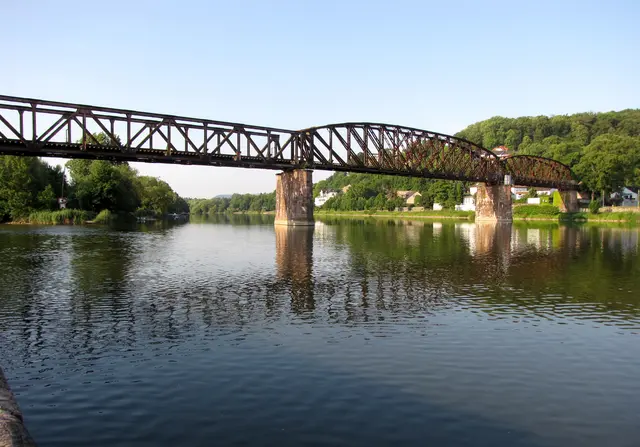 Vorbei an einer weiteren, längst aber stillgelegten alten Eisenbahnbrücke, die unter Denkmalschutz steht, erreichen wir schließlich eine weltbekannte Stadt.  | Foto: Kurt Wolter