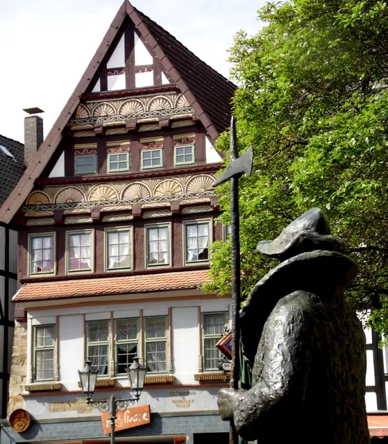Natürlich gibts auch hier schönste Fachwerkhäuser. Und der Nachtwächter hat im Dunkeln alles im Blick. | Foto: Kurt Wolter