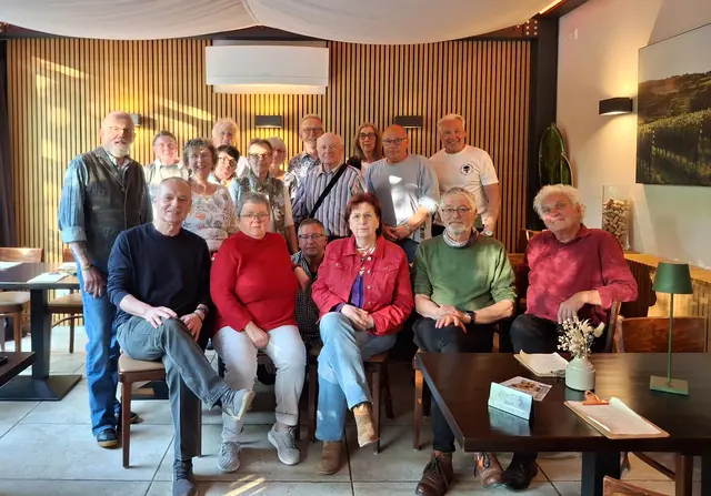 Gruppenfoto der ehemaligen Schülerinnen und Schüler der Kardinal-Bertram-Schule.