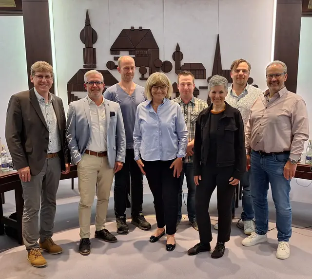 (Von links) Erster Bürgermeister Martin Brenner, Michael Fritz, Michael Spiller, Heidi Häuser, Wolfgang Schneider, Eveline Kuhnert, Florian Bruckmann, Harald Stöckle.