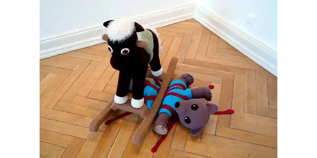 Titel: SCHAUKELPFERD  von Patricia Waller

Bild vom Artikel: „Ausstellung - zeitgenössische Kunst. Patricia Waller – Don’t worry, be happy  - neue Ausstellung im Kunstverein Villa Wessel in Iserlohn. In Myheimat.
