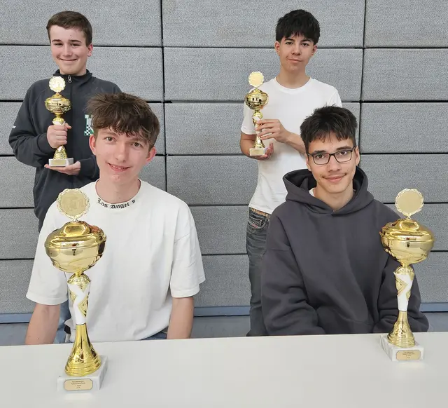 Die stolzen Pokalgewinner der Altersklasse U18 (v.l. Manuel Simlacher, Mike Mok, Maximilian Hartl, Ali Akperov). | Foto: Otto Helmschrott