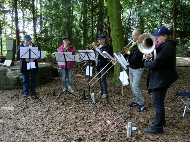 Hier ist eine Aufnahme vom Waldgottesdienst am 4.6.2023 zu sehen. Es zeigt Mitglieder des Posaunenchores.
Foto: Christine Muthmann
