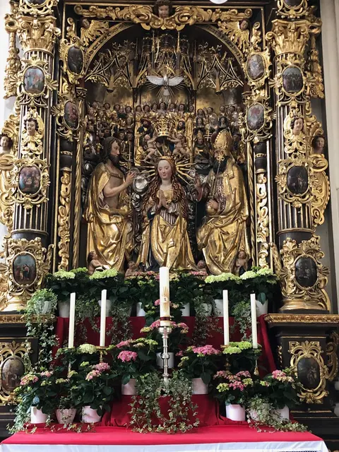 Foto: Maria Maienkönigin, wir kommen dich zu grüßen - Maialtar in der Kirche Mariä Himmelfahrt.