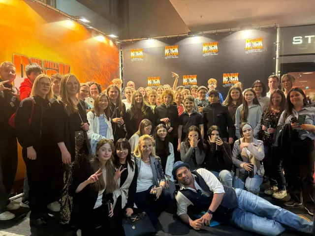 Foto: Gruppenfoto mit strahlenden Gesichtern nach dem Besuch von "We will rock you": Die Gruppe der Mittelschule Meitingen mit Organisator und Lehrer Florian Möckl (vorne liegend mit Hut).