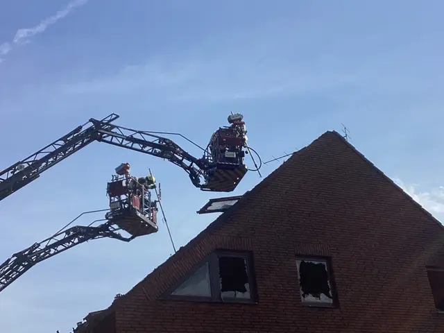 Dachstuhlbrand beschäftigt die Feuerwehr am Muttertag | Foto: Feuerwehr Oberhausen