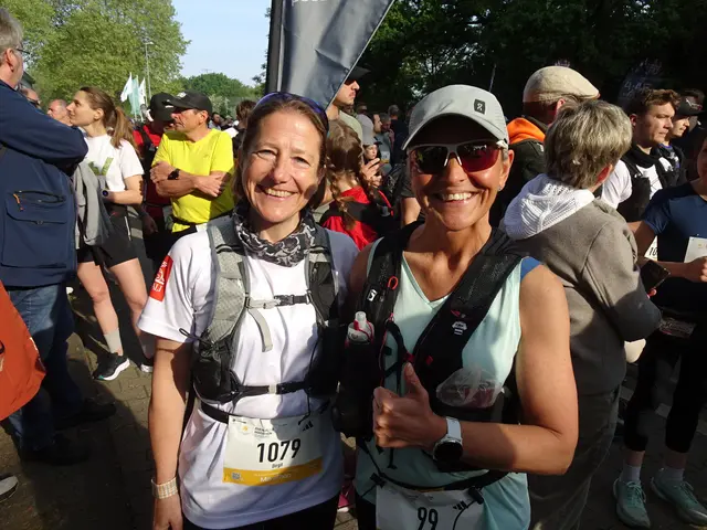 Strahlten mit der Sonne um die Wette. Birgit und Wibke vom TC Kray. 