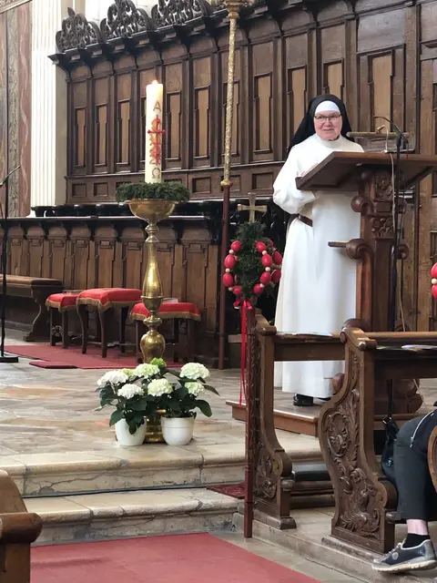 Foto: Priorin Sr. Dr. Theresia Mende hielt eine spannende Kirchenführung.