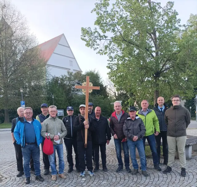 Angetreten, Marsch, Gebet: Um 6:00 Uhr ging es für die KSVler vom Rathausplatz in Adelsried los nach Violau.  | Foto: Helmut Lenzgeiger