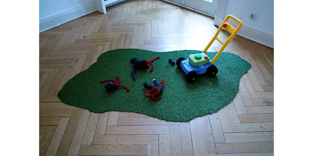 Titel: LAWNMOWER  von Patricia Waller

Bild vom Artikel: „Ausstellung - zeitgenössische Kunst. Patricia Waller – Don’t worry, be happy  - neue Ausstellung im Kunstverein Villa Wessel in Iserlohn. In Myheimat.
