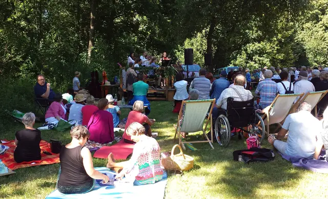 Entspannt Musik genießen im Park des Sisi-Schlosses.
