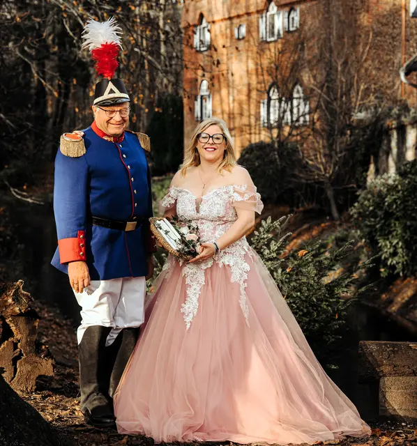 Das Foto zeigt die Walbecker Spargelprinzessin Moni mit ihrem Grenadier.
Foto: Duisburg Kontor
