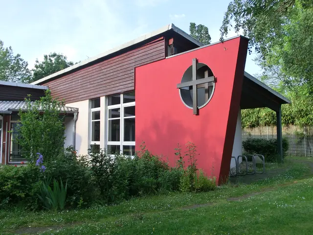 Nicht im Biegeroark, sondern auf der Wiese neben dem Gemeindehaus Knevelshof (im Bild) feiern die Evangelischen Kirchengemeinden im Duisburger Süden ihren gemeinsamen Himmelfahrtsgottesdienst.
Foto: Falko Stampa
