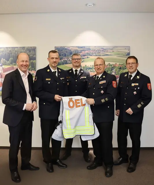 Landrat Martin Sailer, ÖEL Tom Mair, KBR Christian Kannler, Ehrenkreisbrandinspektor Günter Litzel und Alfred Zinsmeister LRA Augsburg | Foto: Julia Pietsch; LRA Augsburg