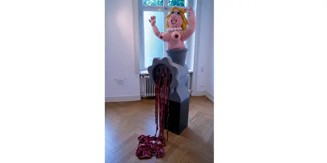 Titel: MISS PIGGY  von Patricia Waller

Bild vom Artikel: „Ausstellung - zeitgenössische Kunst. Patricia Waller – Don’t worry, be happy  - neue Ausstellung im Kunstverein Villa Wessel in Iserlohn. In Myheimat.
