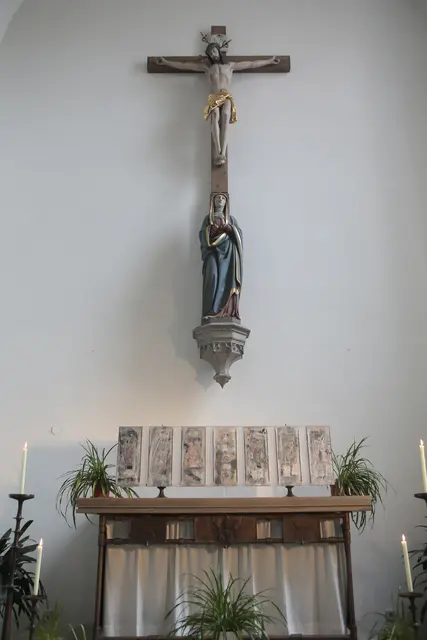 Maria Breuer zeigt wieder eine Installation in der Stadtpfarrkirche, hier eine ihrer früheren Arbeiten dort.   | Foto: Erich Echter