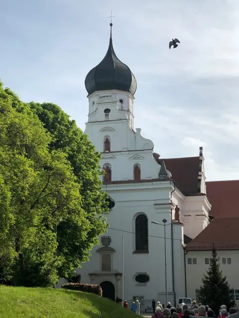 Foto: Die Kloster- und Pfarrkirche für Kammeltal Mariä Himmelfahrt in Wettenhausen.