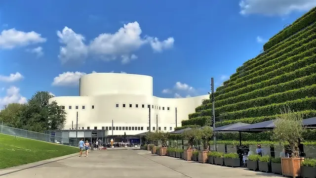 Grün umrahmt: Das Schauspielhaus | Foto: copyright Margot Klütsch