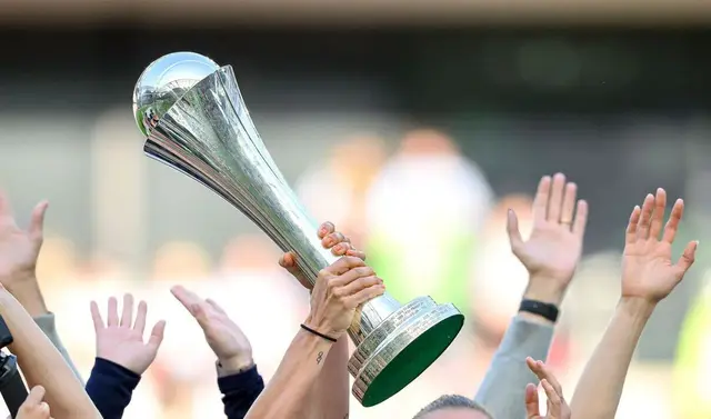 Spielerinnenhände halten den DFB-Pokal der Frauen in die Höhe.
Foto: IMAGO/Sven Simon | Foto: Foto: IMAGO/Sven Simon